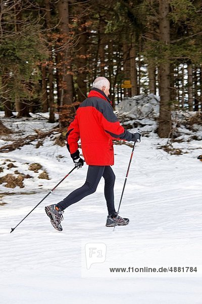 Senior Senioren Winter gehen Norden Schnee