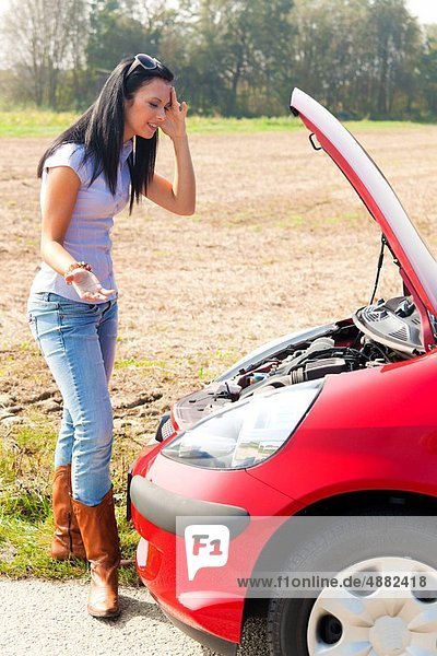 Frau Auto Niederlage jung Burnout Burnout-Syndrom Autopanne Panne Motor Mißerfolg