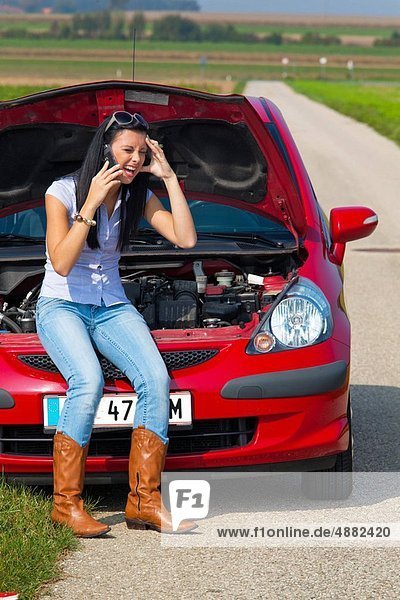 Frau Auto Niederlage jung Burnout Burnout-Syndrom Autopanne Panne Motor Mißerfolg