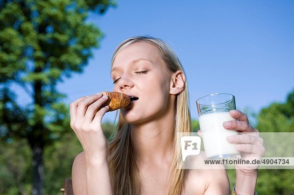 Frau essen essend isst Frühstück