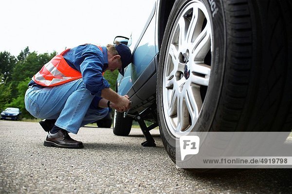 Mann Auto wechseln Reifen Autoreifen