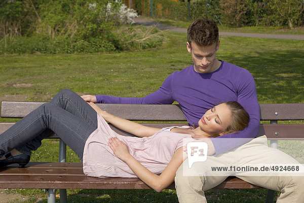 Junges Paar auf einer Parkbank