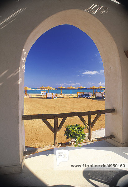 Holiday Resort gesehen durch bogenförmigen portal