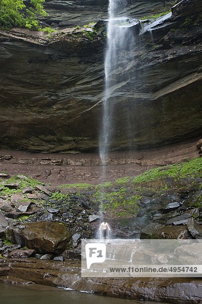 Mann cooling-off in Wasserfall