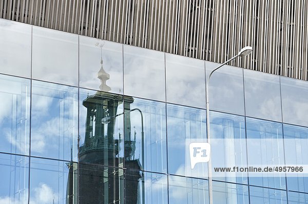 Fassade des modernen Gebäude reflektieren Stockholms stadshus