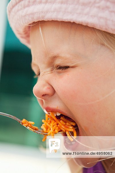 Mädchen essen spaghetti