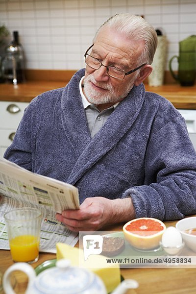 Ein älterer Mann dem Frühstück  Schweden.