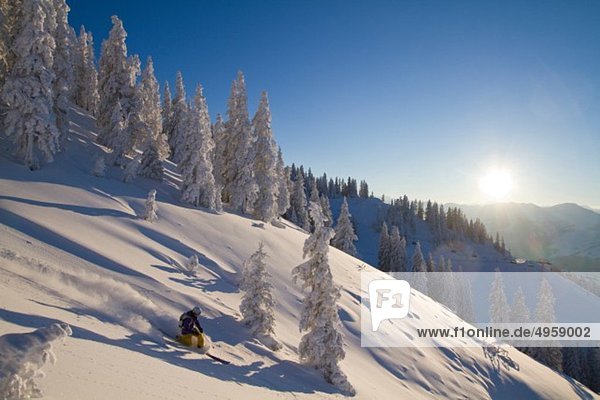 Österreich  Tirol  Kitzbühel  Junge Frau beim Skifahren