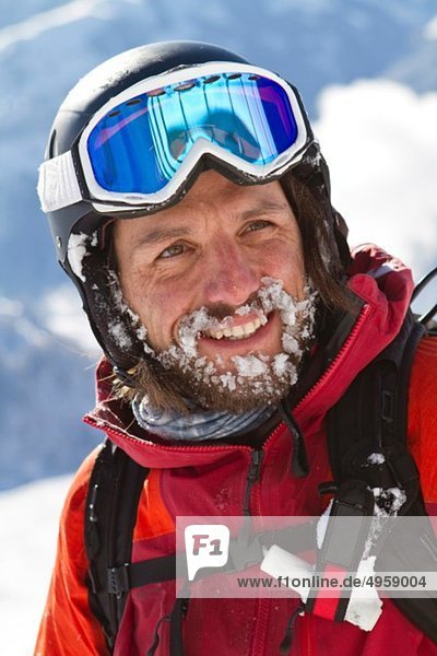 Österreich  Tirol  Kitzbühel  Nahaufnahme des reifen Mannes in Skibekleidung