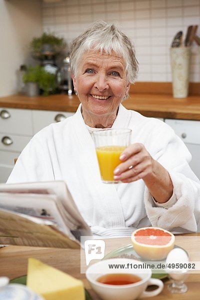 Eine ältere Frau dem Frühstück  Schweden.