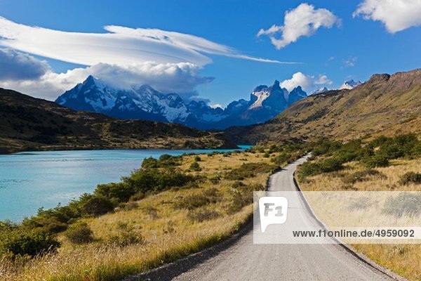 Südamerika  Chile  Patagonien  Blick auf cuernos del paine mit Fluss Rio paine und Schotterstraße