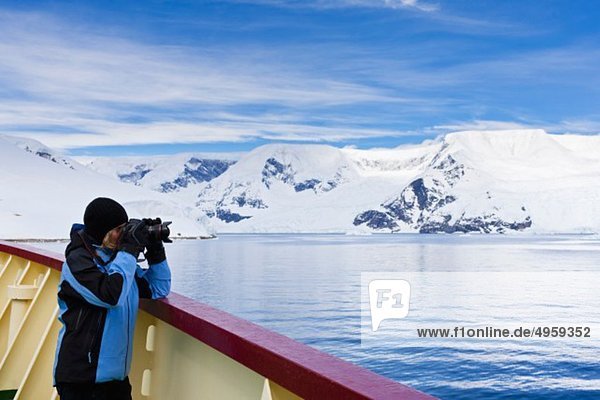 Südatlantik  Antarktis  Antarktische Halbinsel  Gerlache Strait  Fotograf auf Polarstern Eisbrecher-Kreuzfahrtschiff stehend