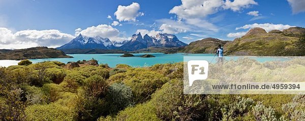 Südamerika  Chile  Patagonien  Torres del Paine Nationalpark  Cuernos del Paine vom Pehoe See  Fotografin am See stehend