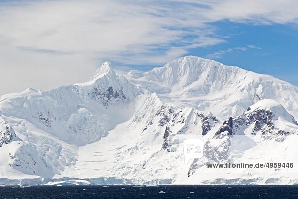 Südatlantik  Antarktis  Antarktische Halbinsel  Gerlache Straße  Blick auf schneebedeckte Bergkette