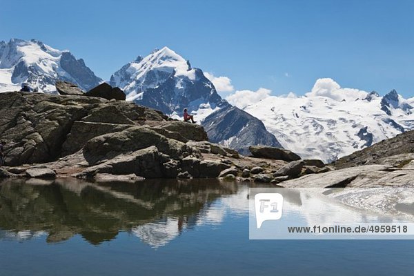 Europa  Schweiz  Graubünden  Südengadiner Alpen  Oberengadin  Reife Frau am Fuorcla surley See