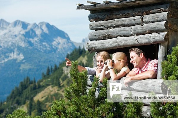 Österreich  Salzburger Land  Filzmoos  Familie auf einem Versteck am Berg