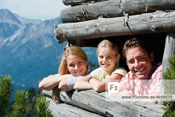 Österreich  Salzburger Land  Filzmoos  Familie auf einem Versteck am Berg