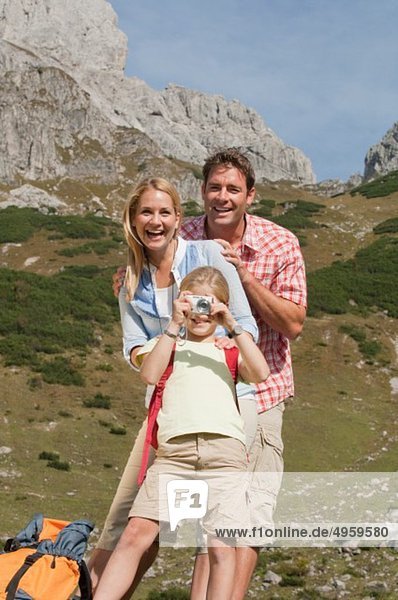 Österreich  Salzburger Land  Filzmoos  Familienwandern auf den Alpen