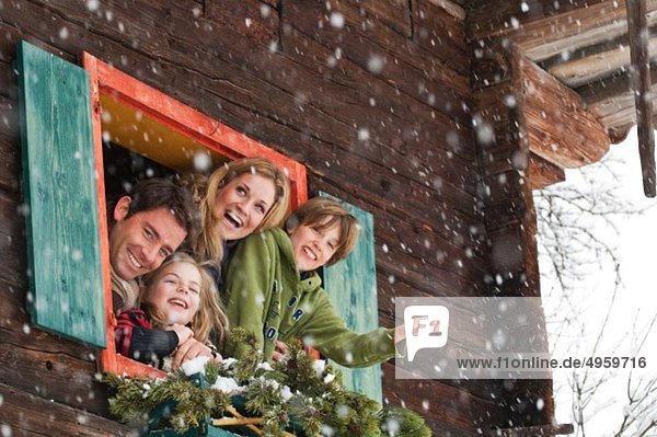 Österreich  Salzburg  Hüttau  Familie im Bauernhaus  lächelnd