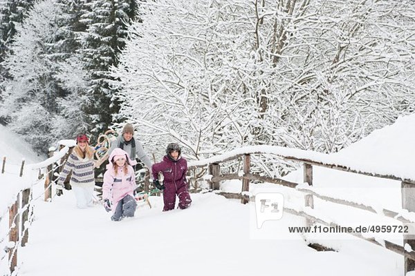 Österreich  Salzburg  Hüttau  Familienwandern im Schnee
