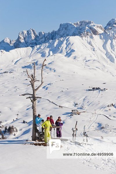 Italien  Trentino-Südtirol  Südtirol  Bozen  Seiser Alm  Menschen in der Nähe von kahlen Bäumen auf verschneiter Landschaft