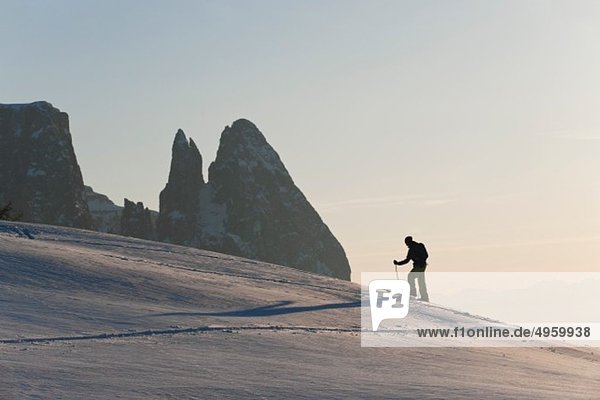 Italien,  Trentino-Südtirol,  Südtirol,  Bozen,  Seiser Alm,  Mittelalterlicher Mann auf Skitour am Vormittag