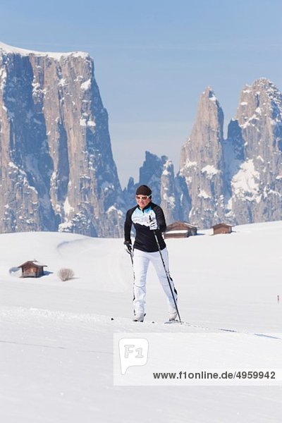 Italien,  Trentino-Südtirol,  Südtirol,  Bozen,  Seiser Alm,  Mittelalterliche Skilangläuferin