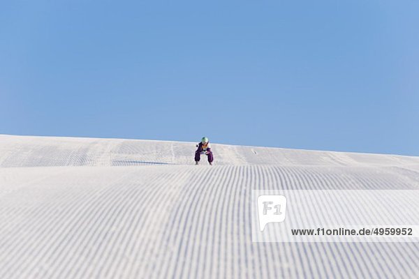 Italien  Trentino-Südtirol  Südtirol  Bozen  Seiser Alm  Mittelalterliche Skifahrerinnen auf der Piste