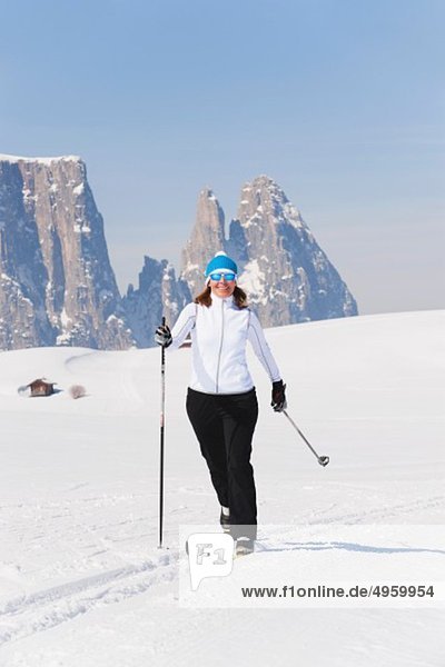 Italien  Trentino-Südtirol  Südtirol  Bozen  Seiser Alm  Seniorin beim Langlaufen