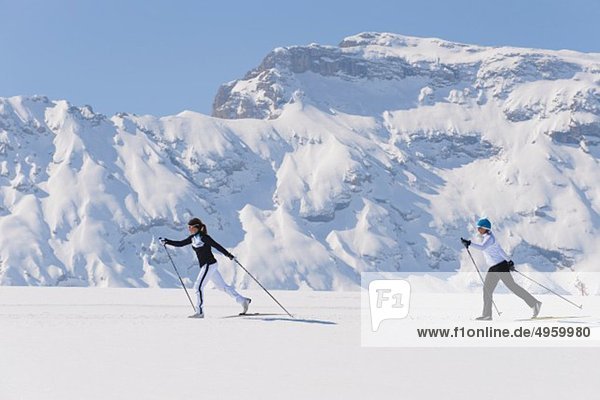 Italien  Trentino-Südtirol  Südtirol  Bozen  Seiser Alm  Zwei Frauen beim Langlaufen am Berg