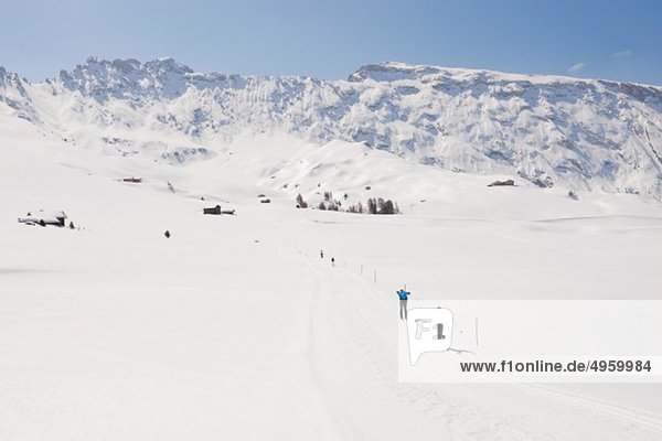 Italien  Trentino-Südtirol  Südtirol  Bozen  Seiser Alm  Mann und Frau beim Skilanglauf