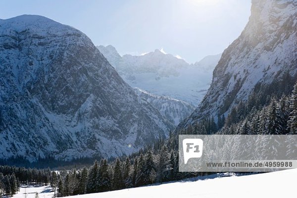 Deutschland  Bayern  Blick auf die Winterlandschaft im Karwendelgebirge