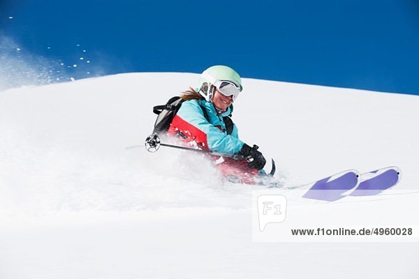 Österreich  Kleinwalsertal  Frau Skifahren und Lächeln