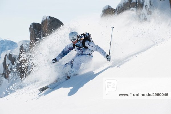 Österreich  Kleinwalsertal  Junge Frau beim Skifahren