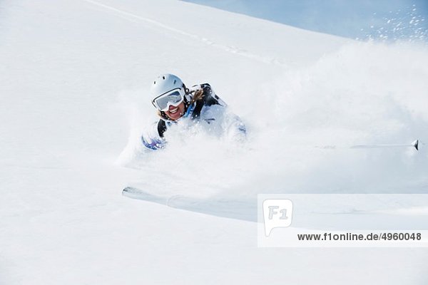 Österreich  Kleinwalsertal  Junge Frau beim Skifahren und Lächeln