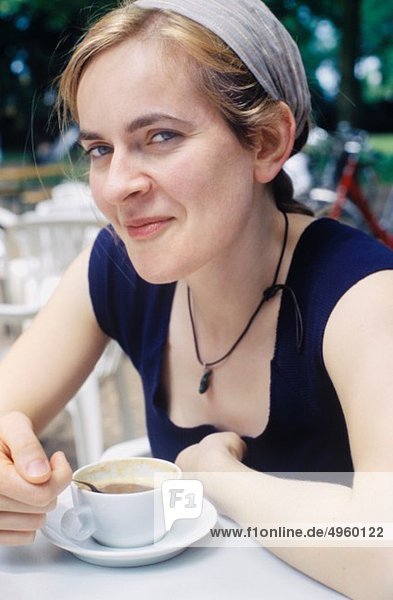 Frankreich  Mittlere erwachsene Frau im Café mit Kaffee  lächelnd  Porträt