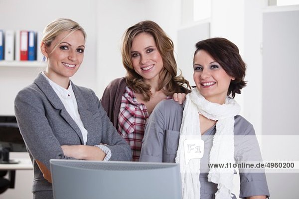 Geschäftsfrauen im Büro  lächelnd  Portrait