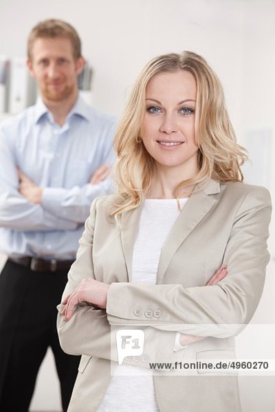 Geschäftsfrau und Geschäftsmann im Büro  lächelnd  Portrait