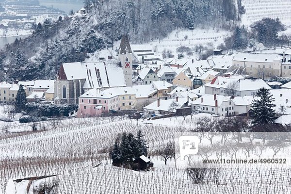 Österreich  Niederösterreich  Spitz  Wachau  Waldviertel  Blick auf verschneite Weinberge mit Gebäuden