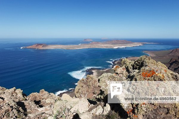 Spanien Kanarische Inseln Lanzarote Risco de Famara Insel La Graciosa Meerblick mit Klippe