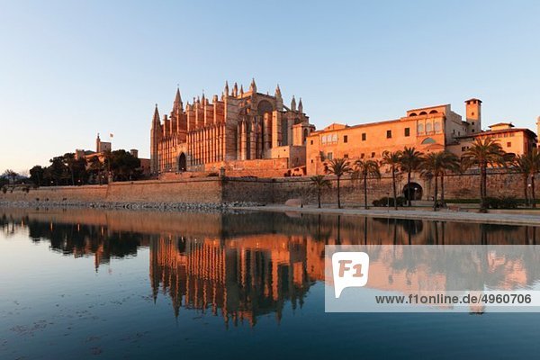 Spanien  Balearische Inseln  Mallorca  Palma de Mallorca  Parc de Mar  Almudaina Palast  Kathedrale La Seu