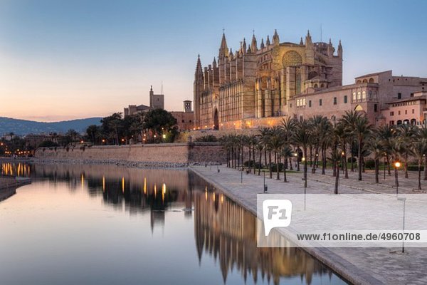 Spanien  Balearische Inseln  Mallorca  Palma de Mallorca  Parc de Mar  Kathedrale La Seu