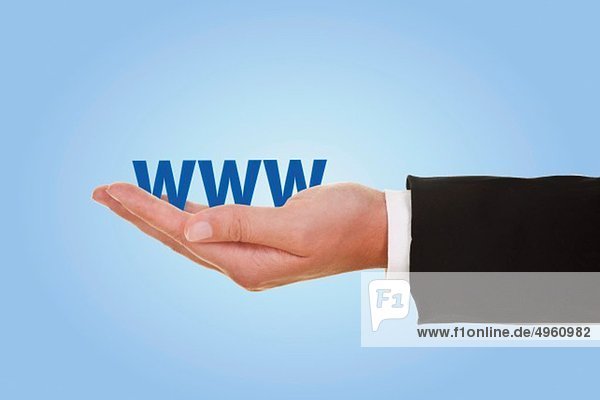 WWW-Zeichen in Frauenhand vor blauem Hintergrund