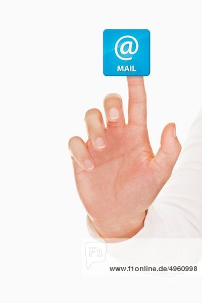 Menschenhand beim Berühren des Mail-Icons