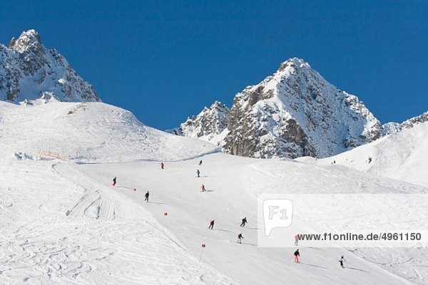 Österreich  Vorarlberg  Skifahrer im Skigebiet