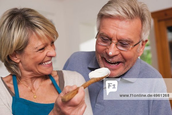 Ältere Frau füttert älteren Mann