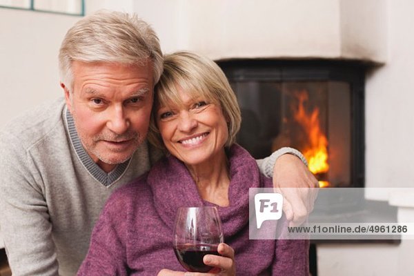 Deutschland  Kratzeburg  Seniorenpaar mit Weinglas  lächelnd  Portrait