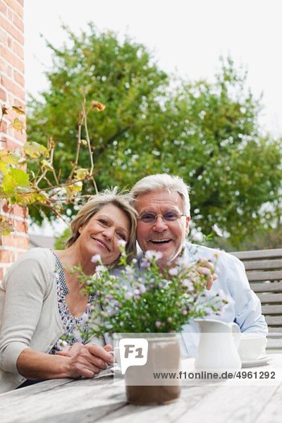 Deutschland  Kratzeburg  Seniorenpaar lächelnd  Portrait