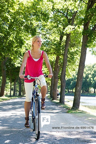 Eine Frau mit dem Fahrrad  Schweden.