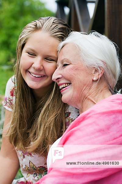Großmutter und Enkelin lächelnd
